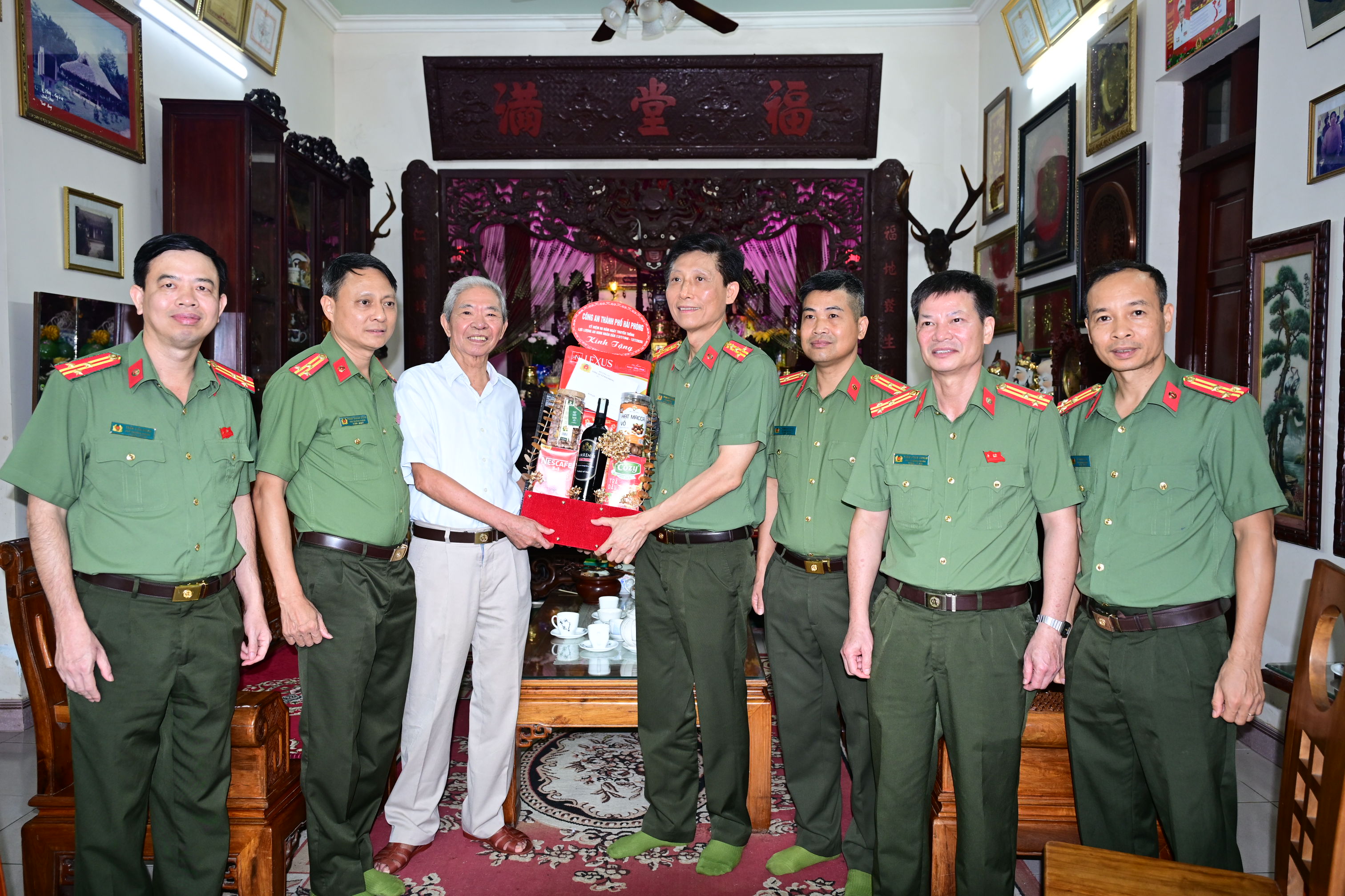 Lãnh đạo Công an thành phố thăm, tri ân nguyên lãnh đạo Tổng cục An ninh